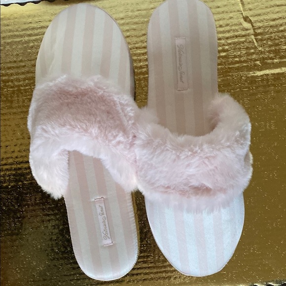 Victoria's Secret Pink Cozy Slide Slippers - Picture 2 of 8